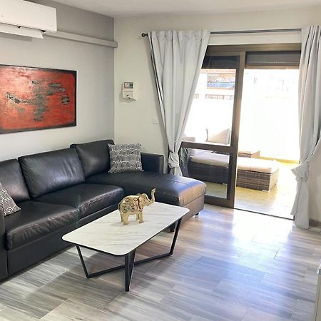 Seaside Haven: Central Fuengirola Apartment with Terrace Exterior photo