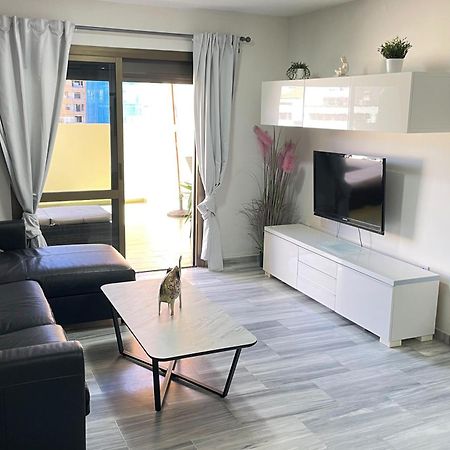 Seaside Haven: Central Fuengirola Apartment with Terrace Exterior photo