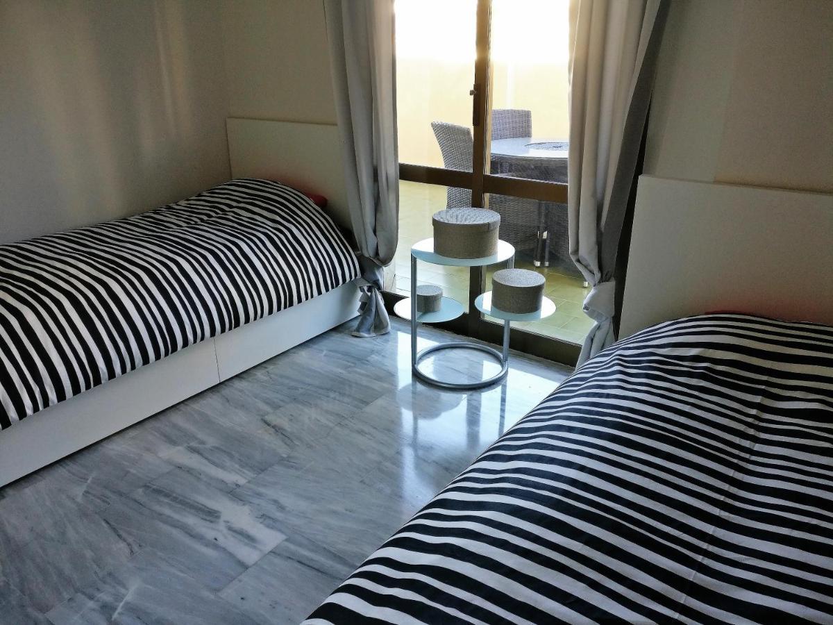 Seaside Haven: Central Fuengirola Apartment with Terrace Exterior photo