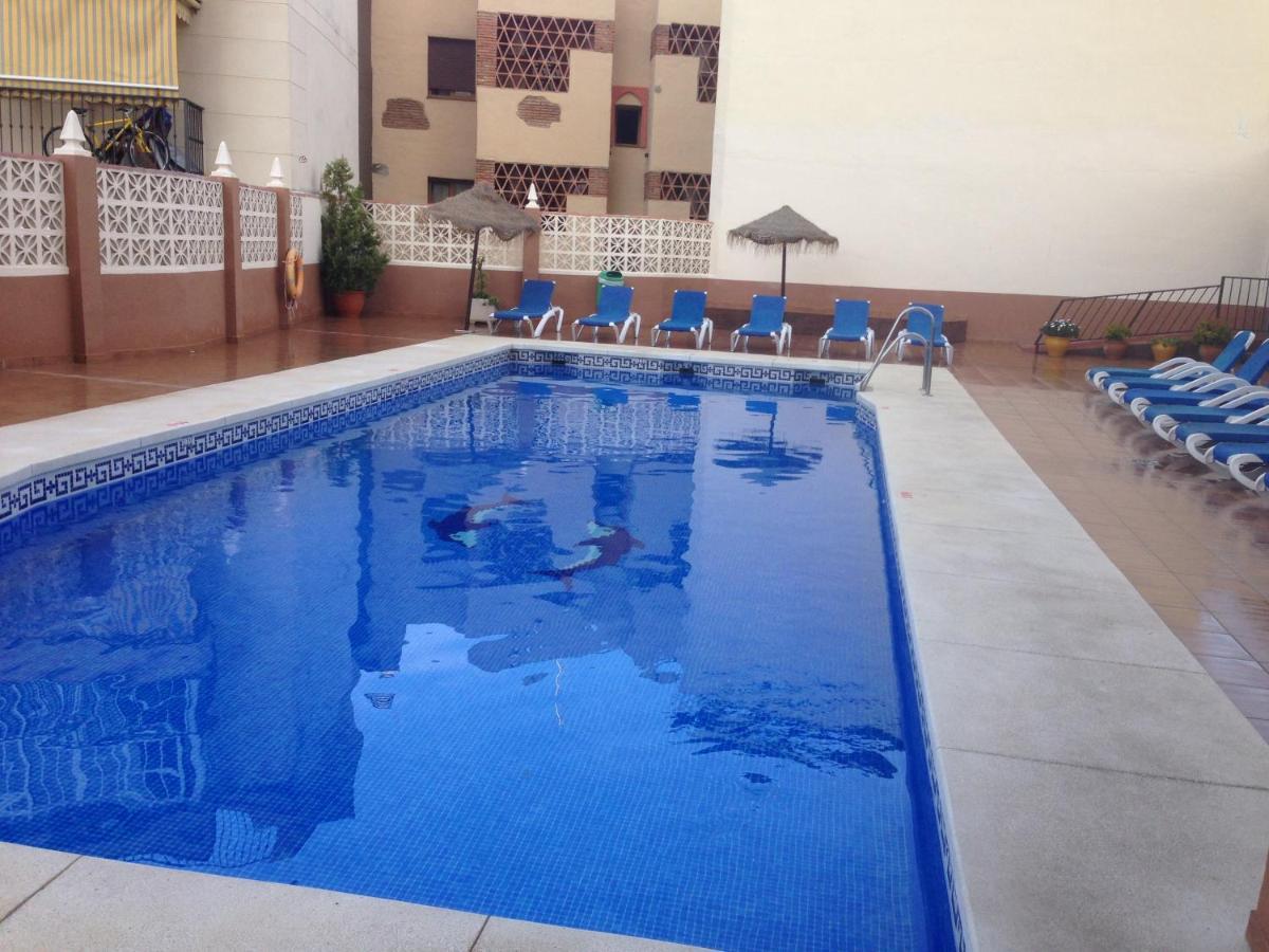 Seaside Haven: Central Fuengirola Apartment with Terrace Exterior photo
