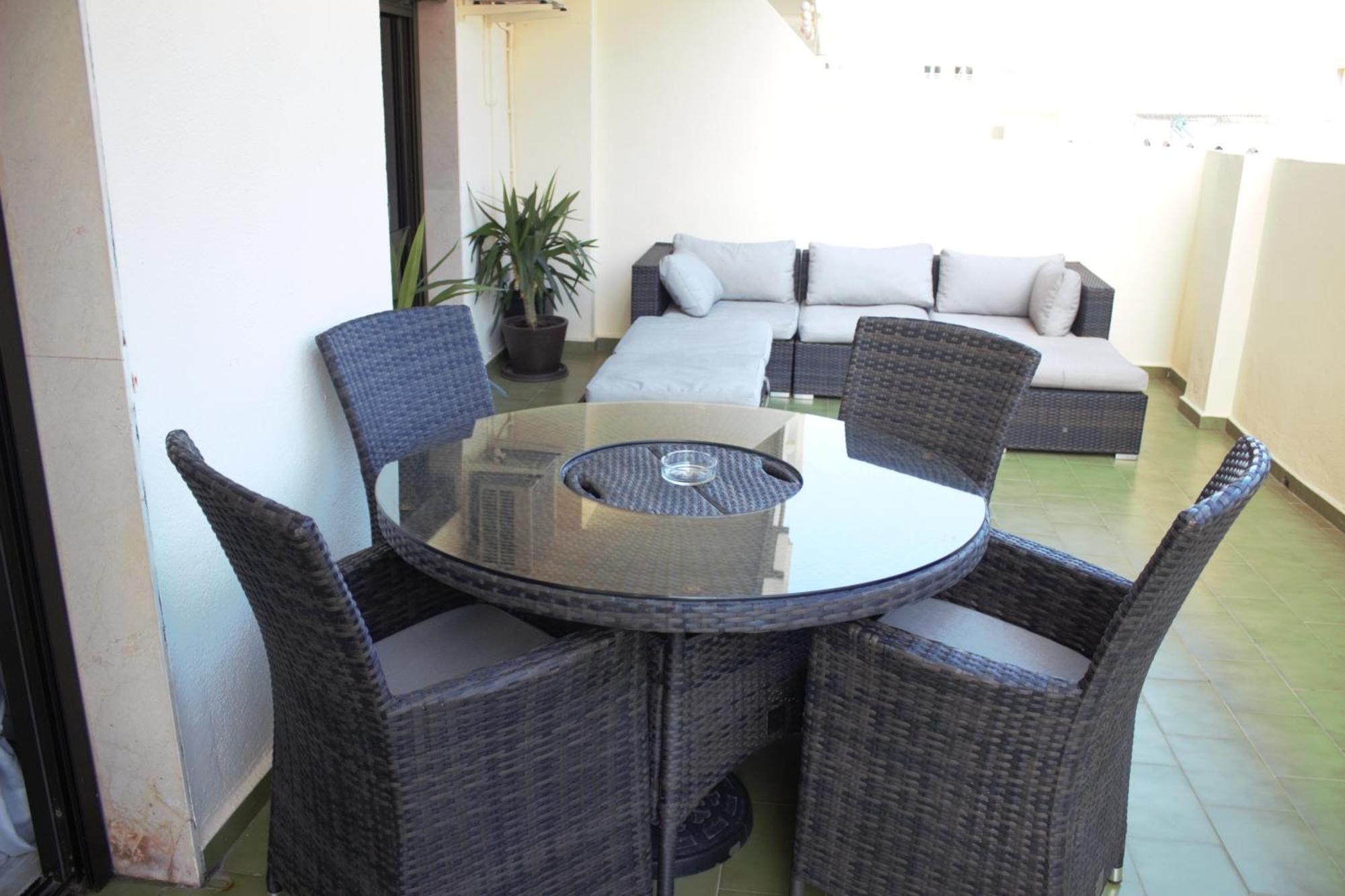 Seaside Haven: Central Fuengirola Apartment with Terrace Exterior photo